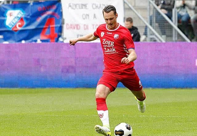 不容乐观！哈兰德伤得不轻 赛后拄拐+穿着保护靴离开球场