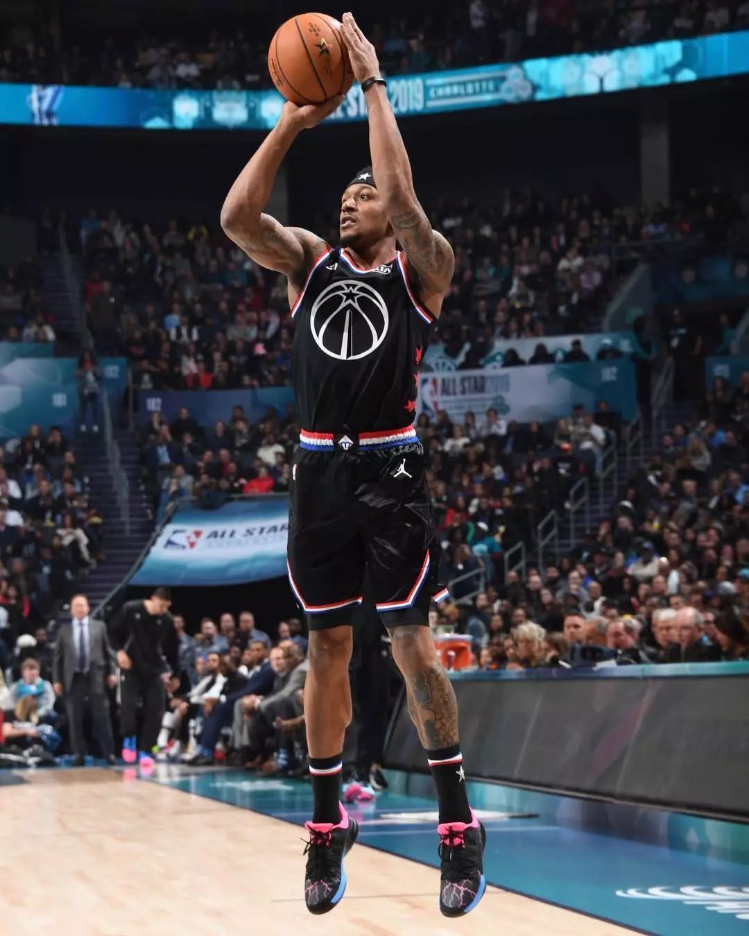 一夫当关！卡多索近在咫尺头球攻门，于金永神勇将球扑出！.